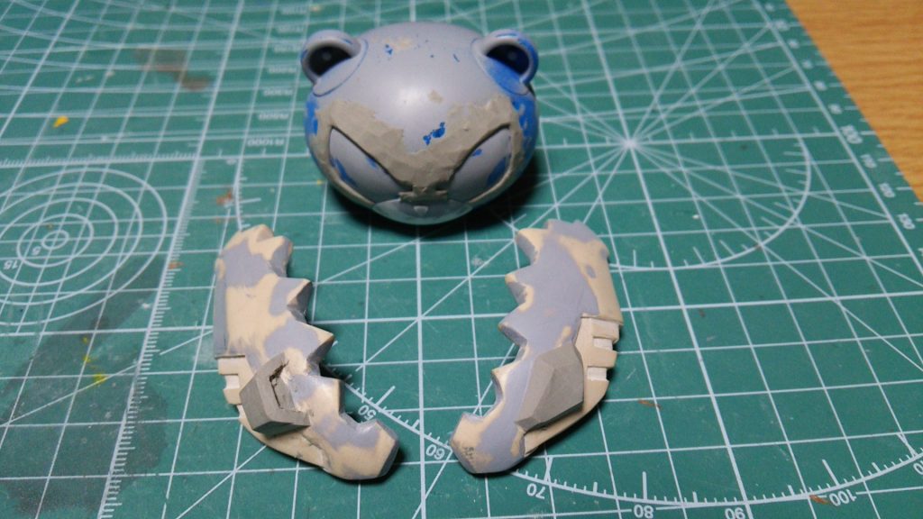 ワニ口を外して細かいディティール追加。ゴーグル周りもパテで修正してます。