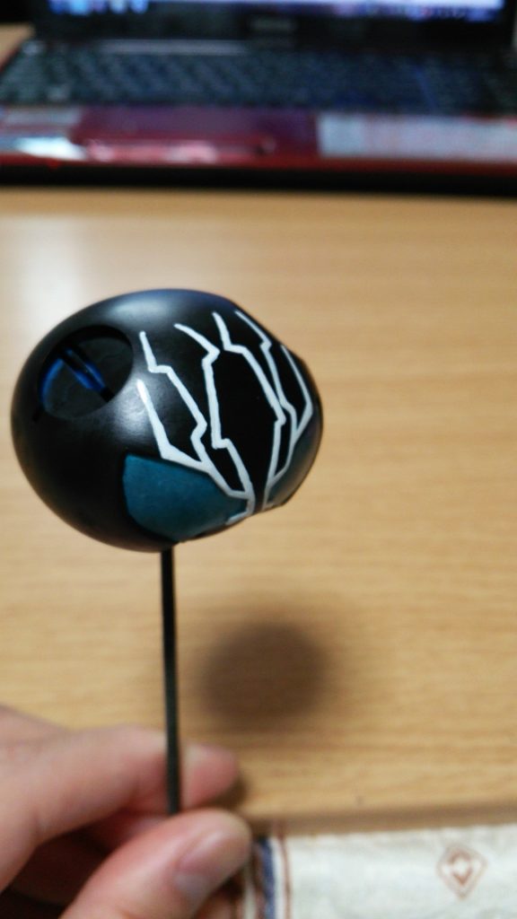 大変だった頭部の塗装。頭のクラック模様は面相筆で手描きです。（マスキングなし）