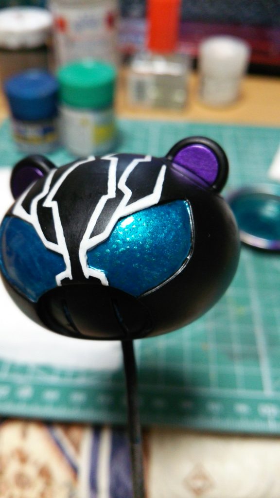 ゴーグル部分は複眼っぽく見えるよう面相筆で点描で筆書き。便利な道具が増えても最終的にアナログ技術で突っ走ってしまう・・・(汗)