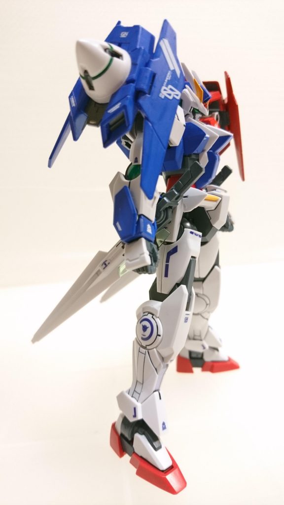 アンテナの一部に黄色を入れるなどして、本来の00ガンダムの印象に近づけてみました。コーンスラスターにGN粒子散布イメージのメタグリーンを入れたのがこだわり。