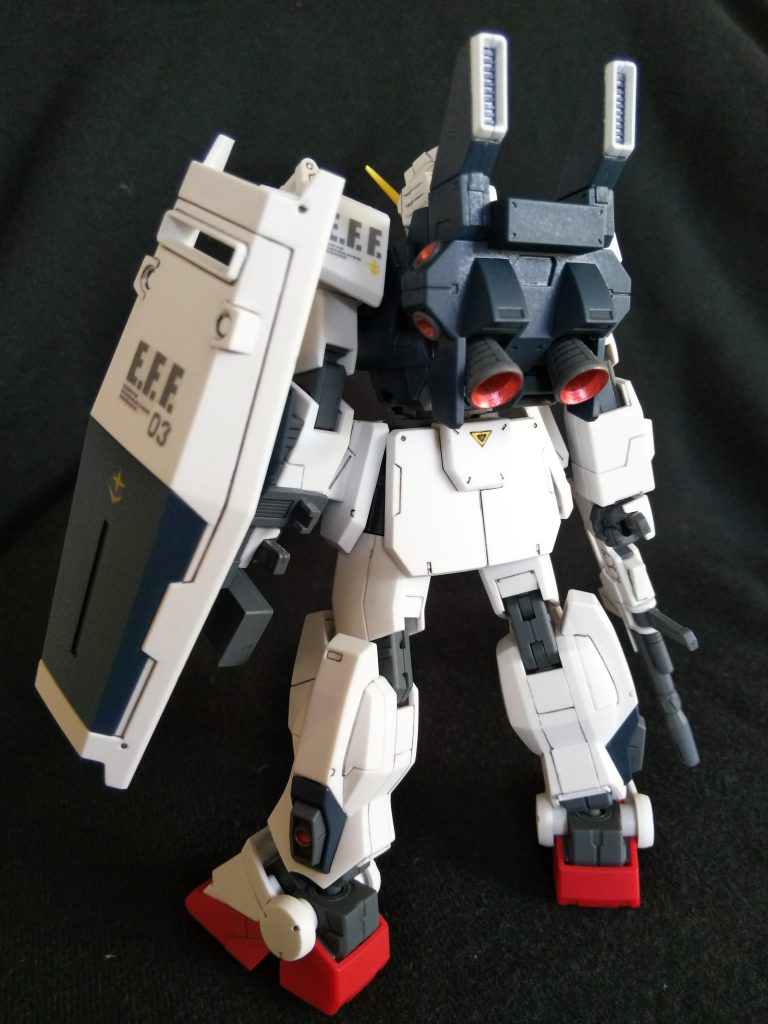 バックショット。バーニア、スラスター内は毎度おなじみガンダムマーカーのメタレッドで塗装。つや消しコート後に塗るのがムラなく塗るコツだったりします。