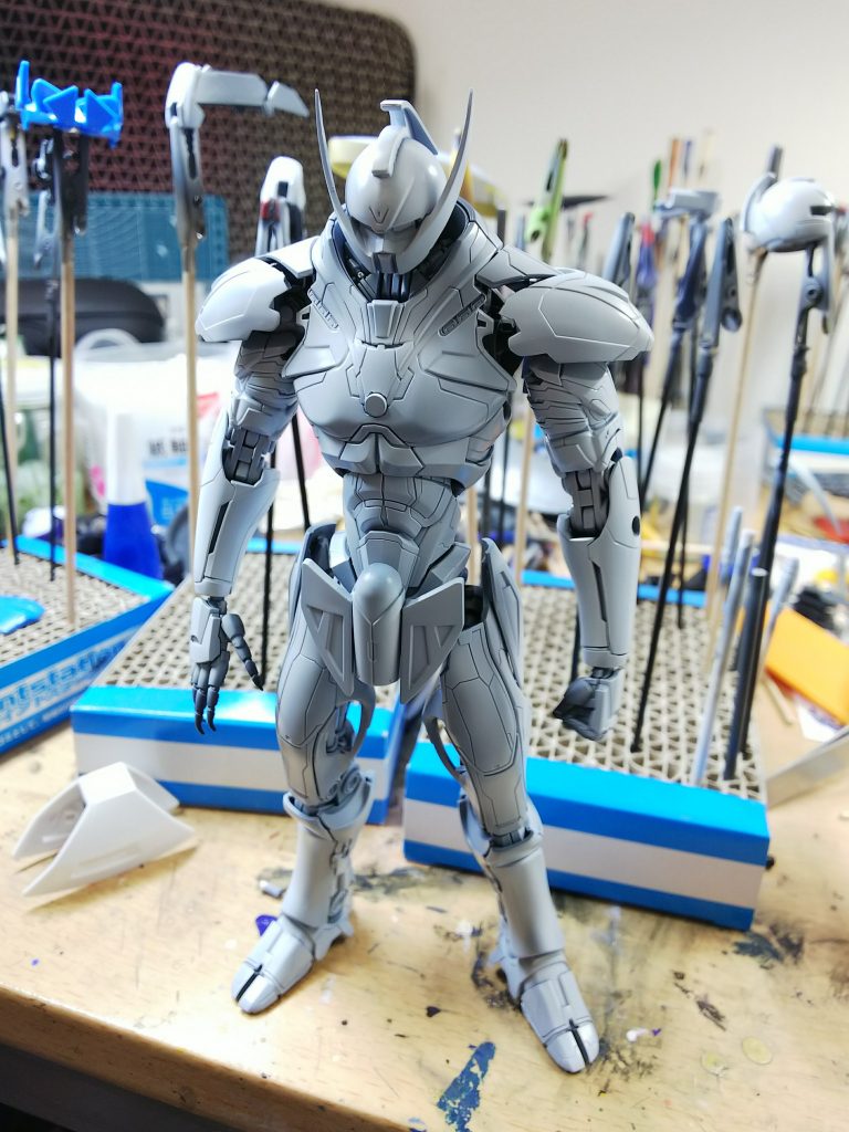 まさにホワイトドールな段階。ここまでラッカー系塗料。胸の丸いのは埋め込んだネオジム磁石です。股間コクピットは旧1/144ターンエーから。