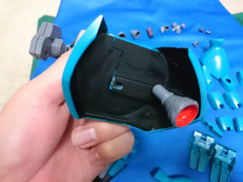 赤パーツ分けされとていなかった足首部のバーニアノズル