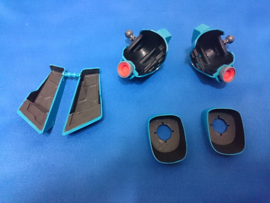 アーマー裏側も筆塗り