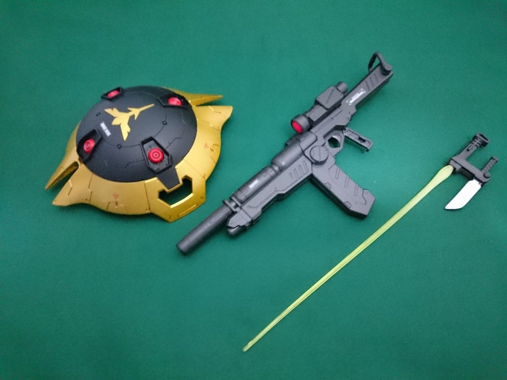 シールドのメガ粒子砲はマスキングゾルを使って塗り分け。