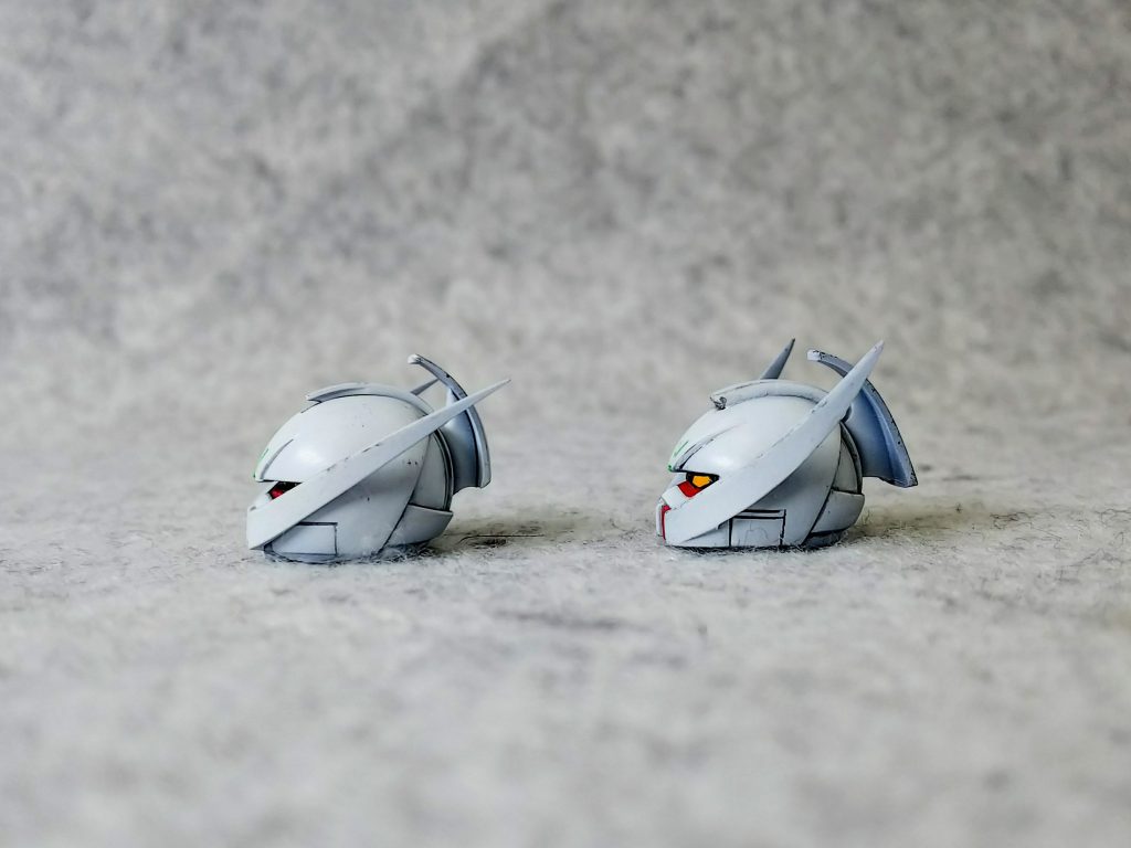 HG(写真左)は劇中に似てますが旧キットも味があるので両方製作、気分で交換できます