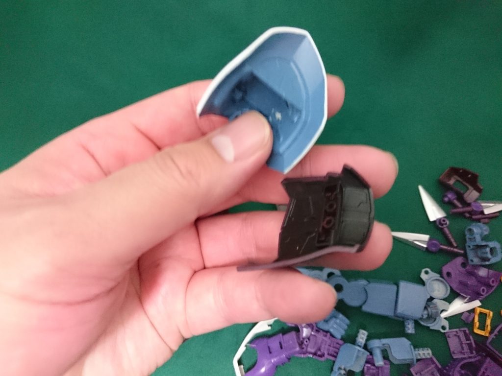 アーマー裏側も塗装。