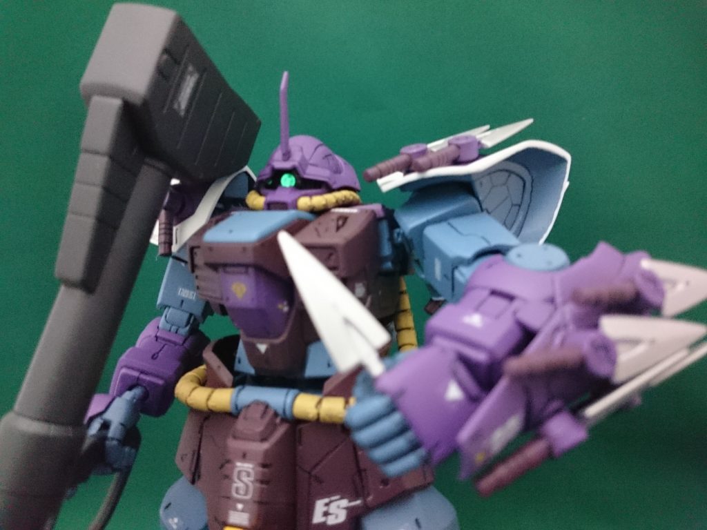 ダガーはホワイトシルバーを4回筆で重ね塗り