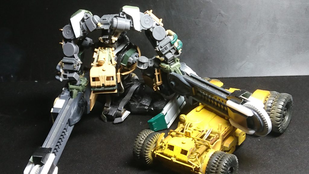 MGとHGのグレイズを逆さに合体。タミヤのキューベルワーゲンを逆さまにして電源車にしてます。