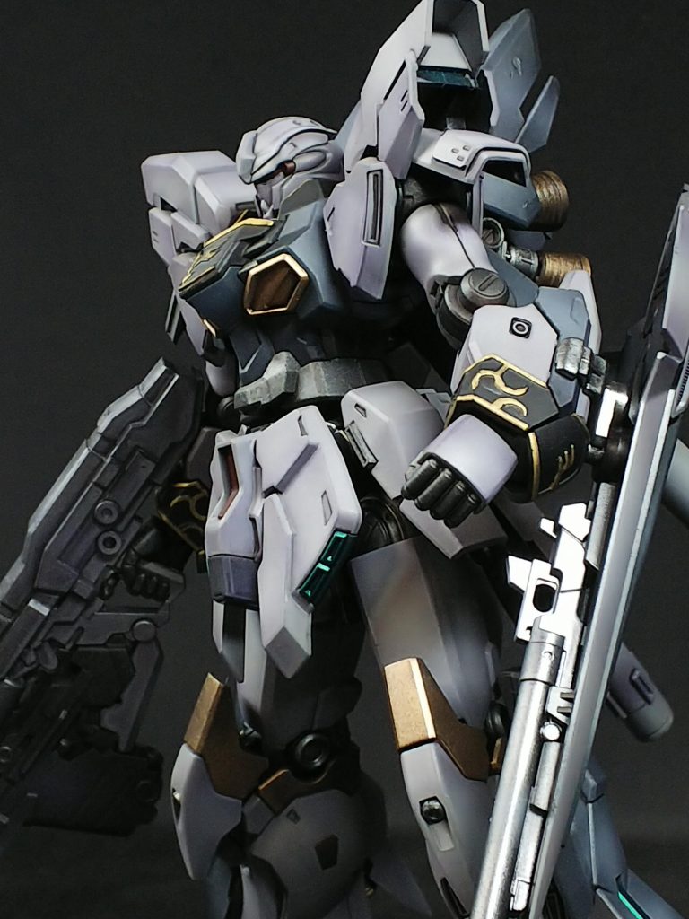 肩のパーツからチラッとサイコフレームが覗けます。