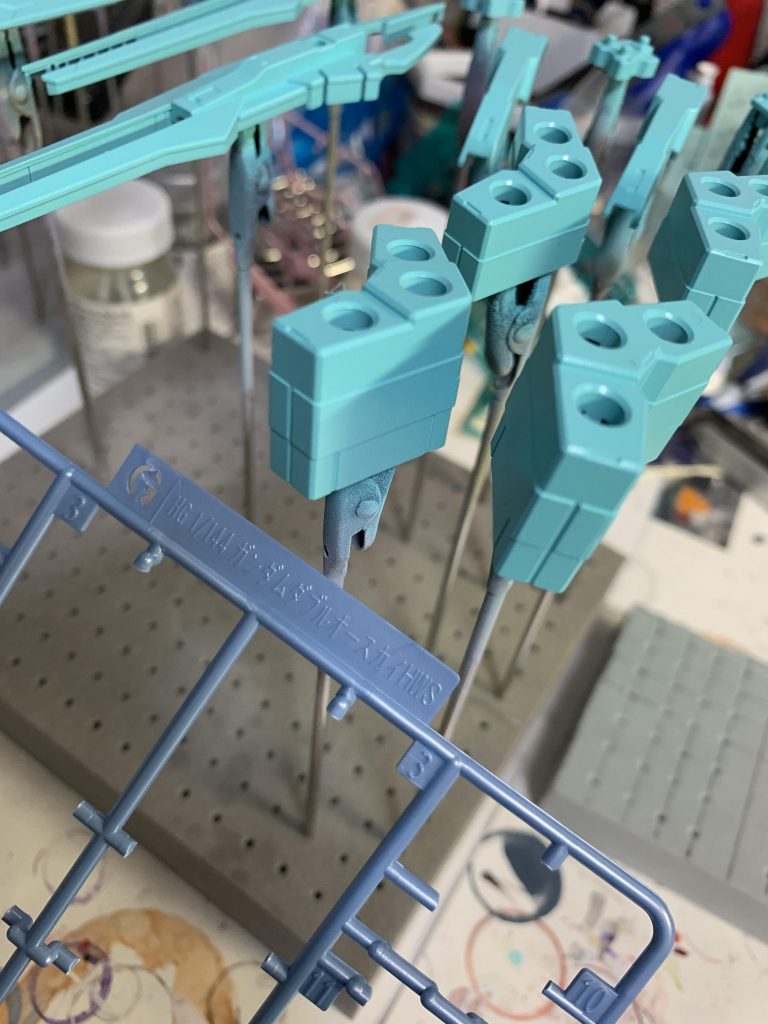 今回はガイアノーツ バーチャロンカラー フレッシュミントグリーン+つや消し剤(少々)です
(白色サフで色は整えてます)
こうやって見比べると元の色はほぼ青です
ちょっとこの色チョイスではダブルオースカイ本体より明る過ぎた気も
今回追加パーツの製作は3時間程度でした
年の瀬が近づき慌ただしくなってくる中で手持ちの機体強化を早く見てみたい方の
お手伝いになれば幸いです