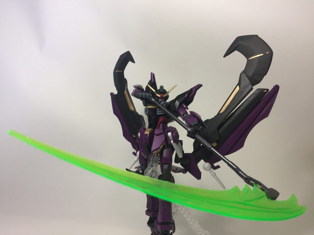 エレガントポーズ？
ビームカマのエフェクトは1/100デスサイズヘルのエフェクトに変更してます。
ただでさえカマは扱いにくい武装なので大きく見せたほうが良いと思って変更しました。