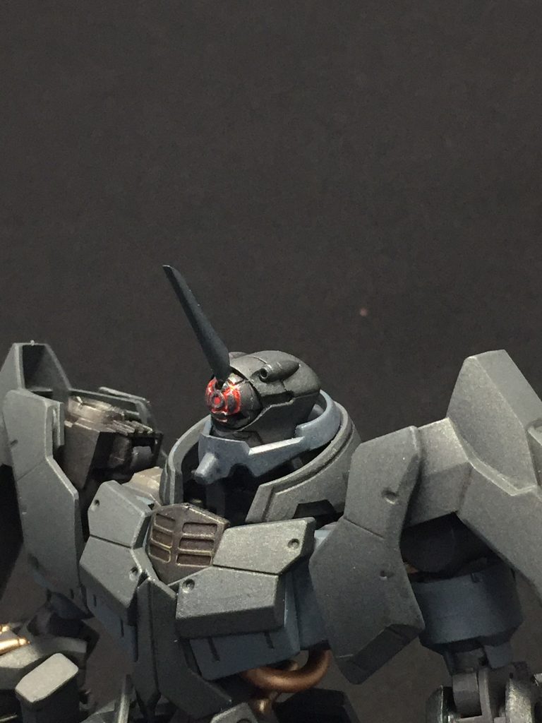 頭部はアヘッドをベースに、ヘルムヴィーゲのセンサーパーツを移植し一本角のブレードアンテナを作成