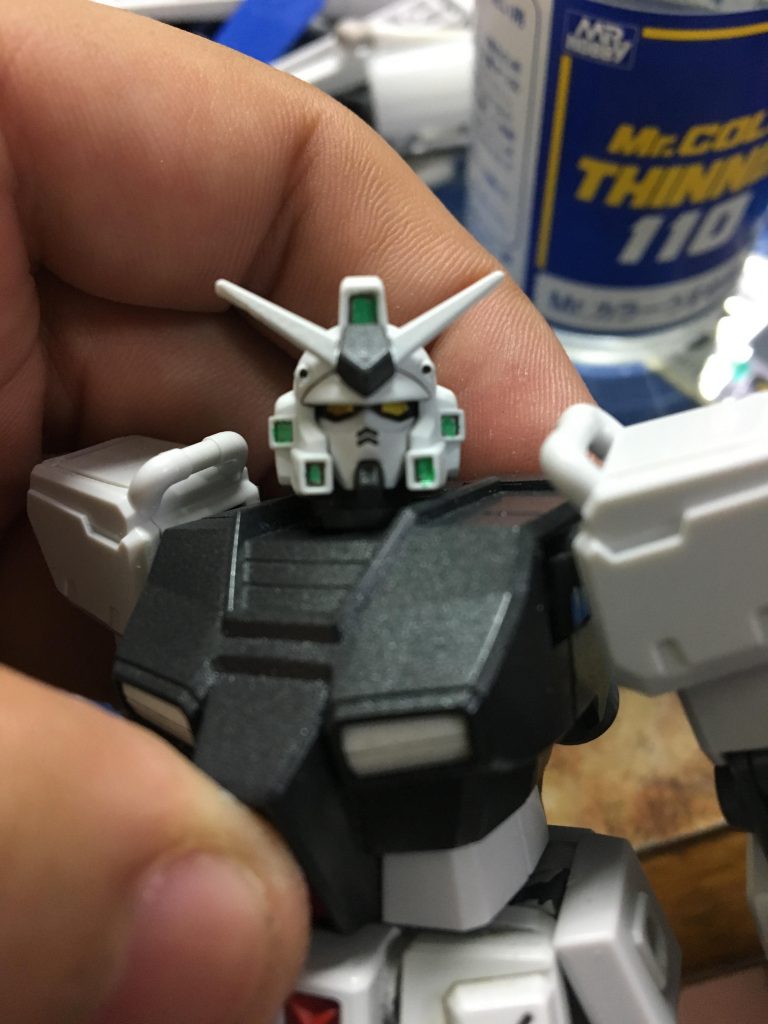 頭部の墨入れとセンサー部の塗装
ツインアイはデカールを採用しましたがセンサー部分は一通りチマチマ塗装しましたw 
細かい塗装は大変でしたが段々と見た目が変わっていくのを見たら楽しくなりました(´ω`)