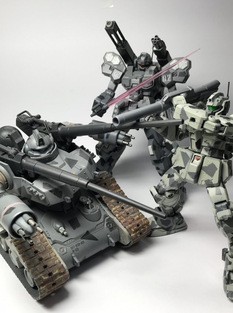 一緒に制作した【ジム改】と【ガンタンク初期型】の都市迷彩使用と合わせて都市迷彩部隊 ”teamZERO”のいう作品で3年前のGBWCに参加させていただきました。
やっぱり3体一緒に並べると迫力があります笑