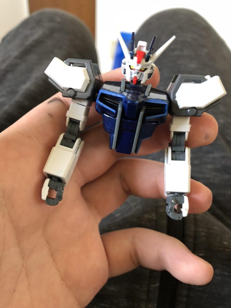 上半身のみ
このあとアンテナをガンダムマーカーのガンダムブルーに塗りました