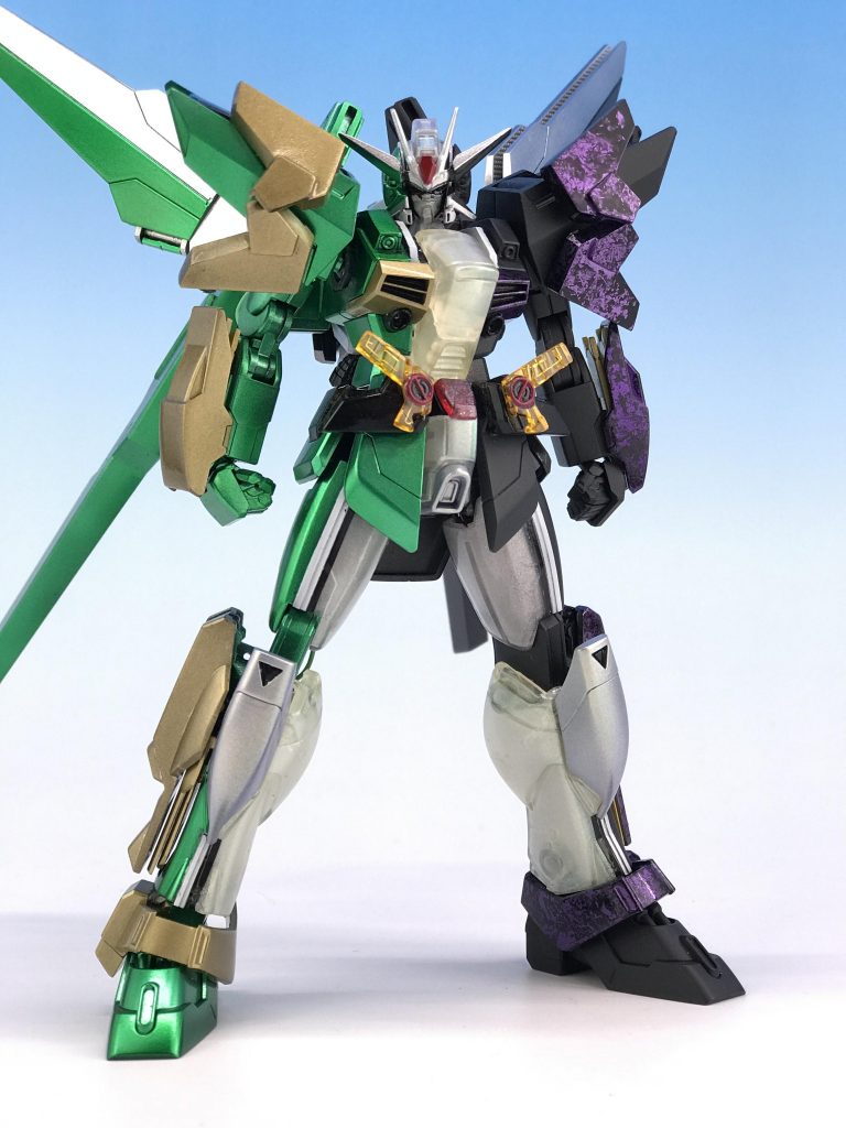 引いて見るとこんな感じ。
しばしば語ってますが、
こういう2次創作モチーフでガンプラをつくる場合の個人的なこだわりとして
「MSとモチーフ元との中間くらいに落ち着かせる」というのがあります。
今回のはライダーの色主張が激しいので(色があっていればほぼライダーってくらいに)、逆に形状はほぼダブルエックスのまんまにしてバランスをとっています。