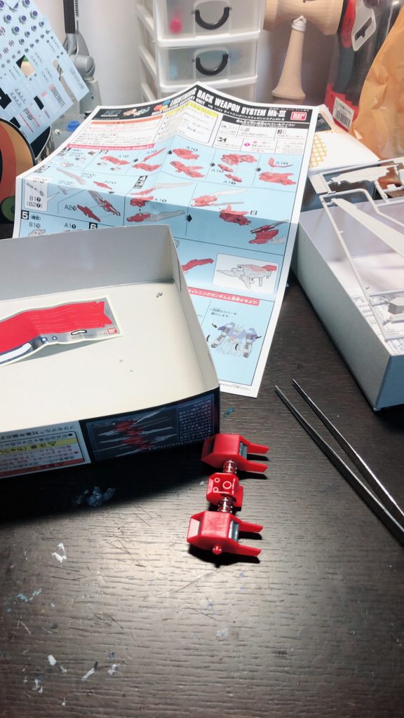 バックパックを組んでます。スミ入れ、ある程度の汚しも加えました