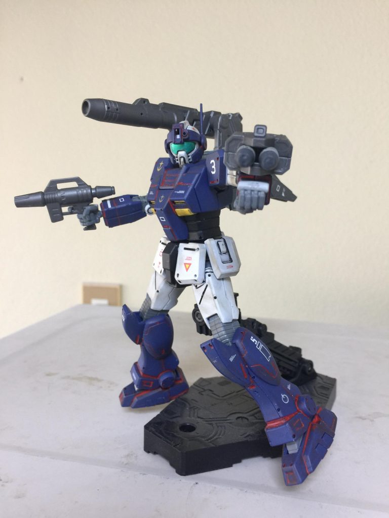 ジム・シャドーの左腕に 装備した 反応弾を 小型戦艦に 発射する アピールショット