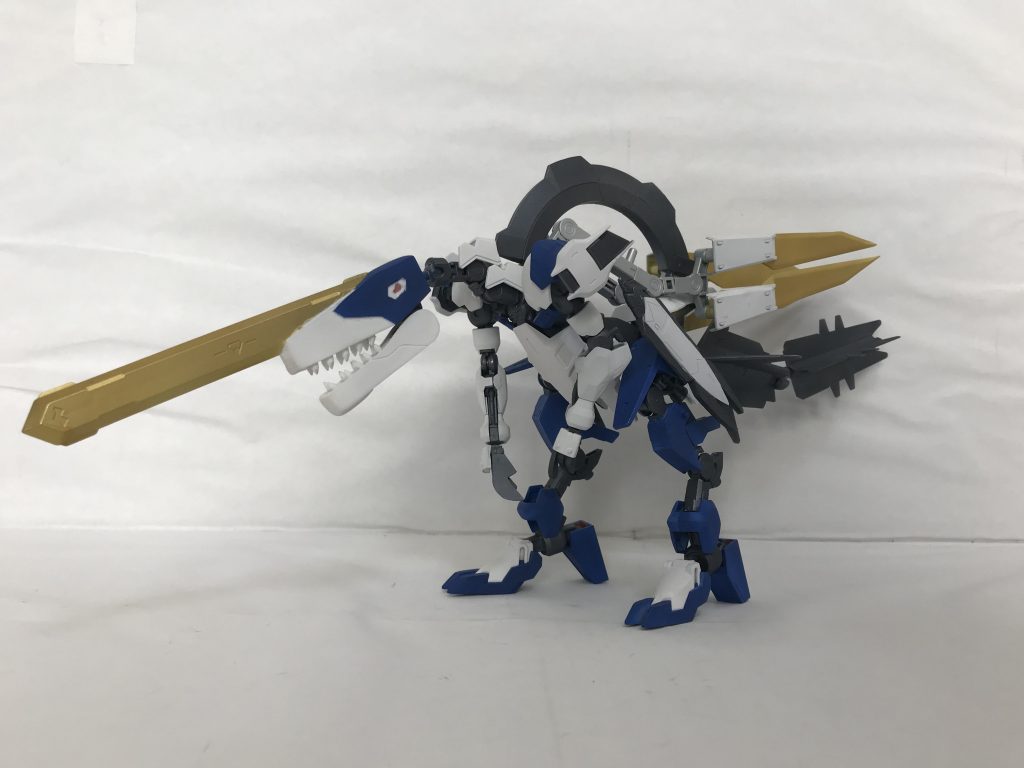 全身
ユーゴーのパーツをメインに、ジャンクと化していたバルバトスのパーツやボルアムなんかを使用しています
特に背鰭の見立てとして円月刀を利用したのは我ながらよくやったなぁと