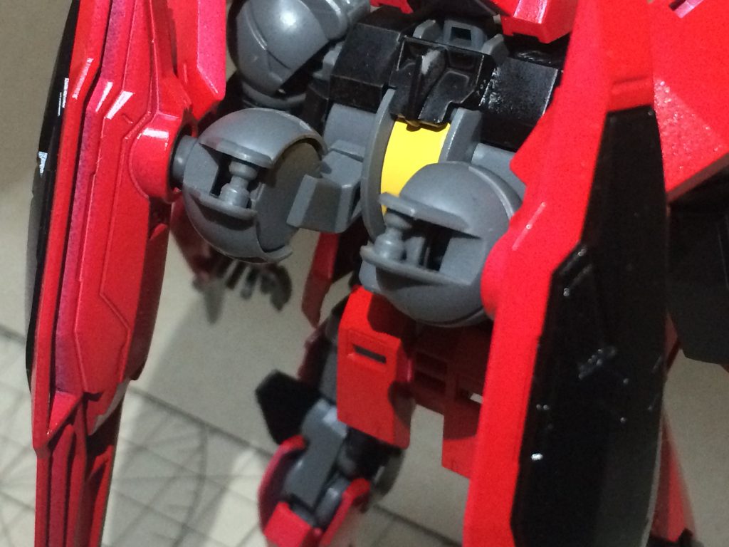 バックブースター接続部
ジュリアの肩ブースターを背中にどう付けるか悩んでいたら、レギンレイズの肩アーマーがグレイズのブースター接続軸にぴったりハマることに気づきました。奇跡の発見