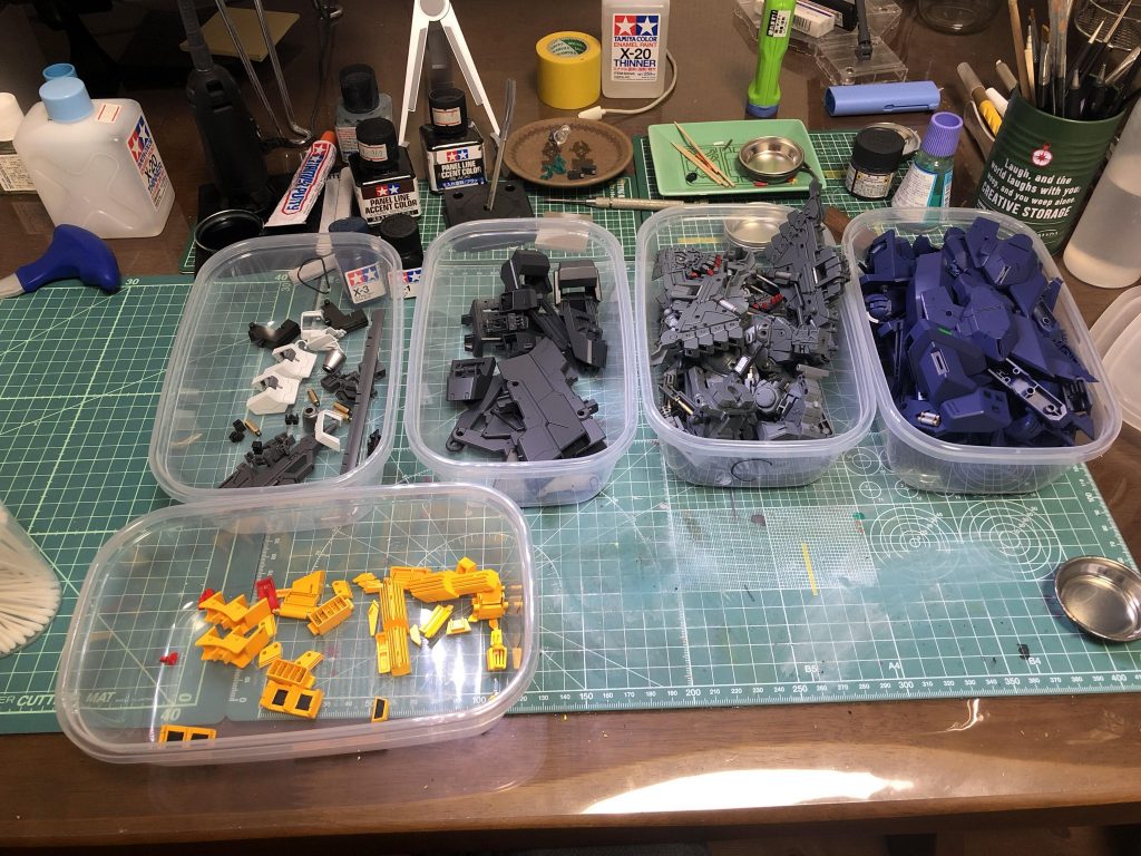 部分塗装に一苦労(￣▽￣;)入り組んだところの塗装は難しかったので、スミ入れでボカしています。