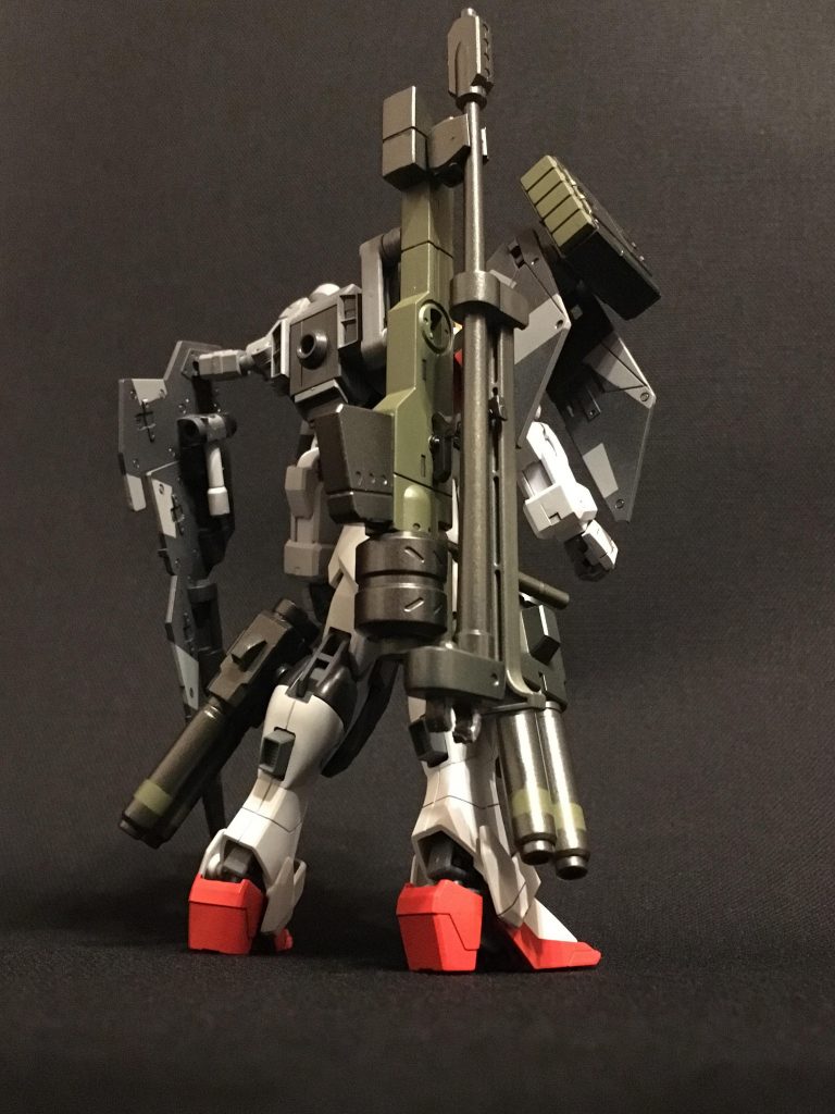 ライフルは折りたたんで背中にマウントできます。