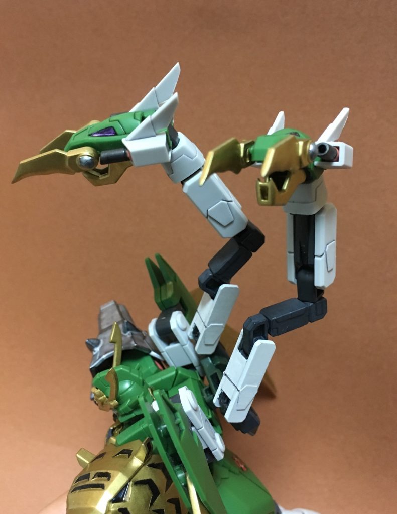 以下制作工程では無いですが、制作時に工夫した箇所になります。
ジーエンハングの設置は、HGキャンペーンの
バックパックアームズを使用しました。
プラ板でハング風の外装を追加しています。
白部分は手元にあったガイア ニュートラルグレー1を
使用しましたが、少し成型色より白っぽいですね。
黒部分は黒ベースでクレオス ファントムグレーを
使用したら成型色とほぼ同じ感じになりました。