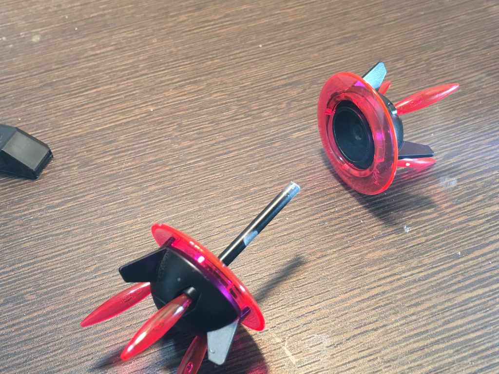 剛鬼は芯の部分が空洞になっていて、ショルダーパーツを芯棒を通して繋げているだけなので、回転や、ビームエフェクトの取り付けが可能です