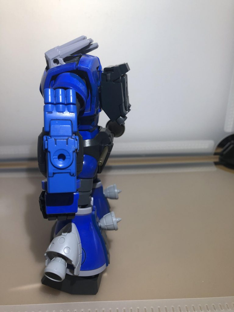 足の後ろと横にブースターを付け、宇宙でも活動できるようにしています。