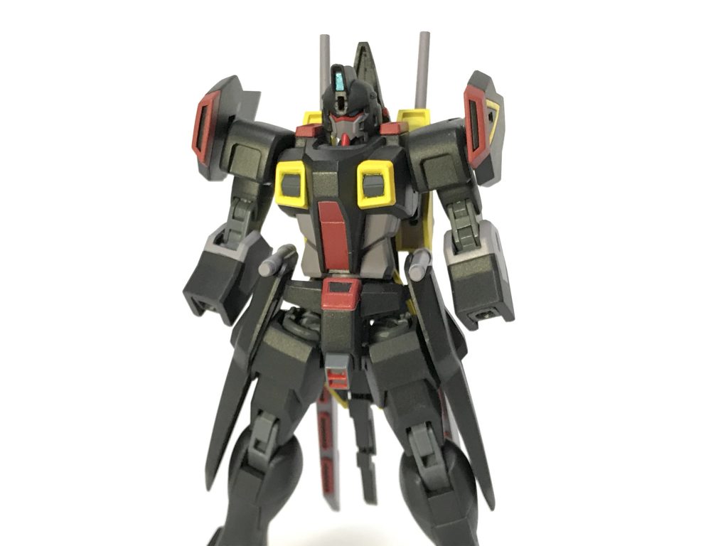 変形
手首パーツとアンテナを取り外します。