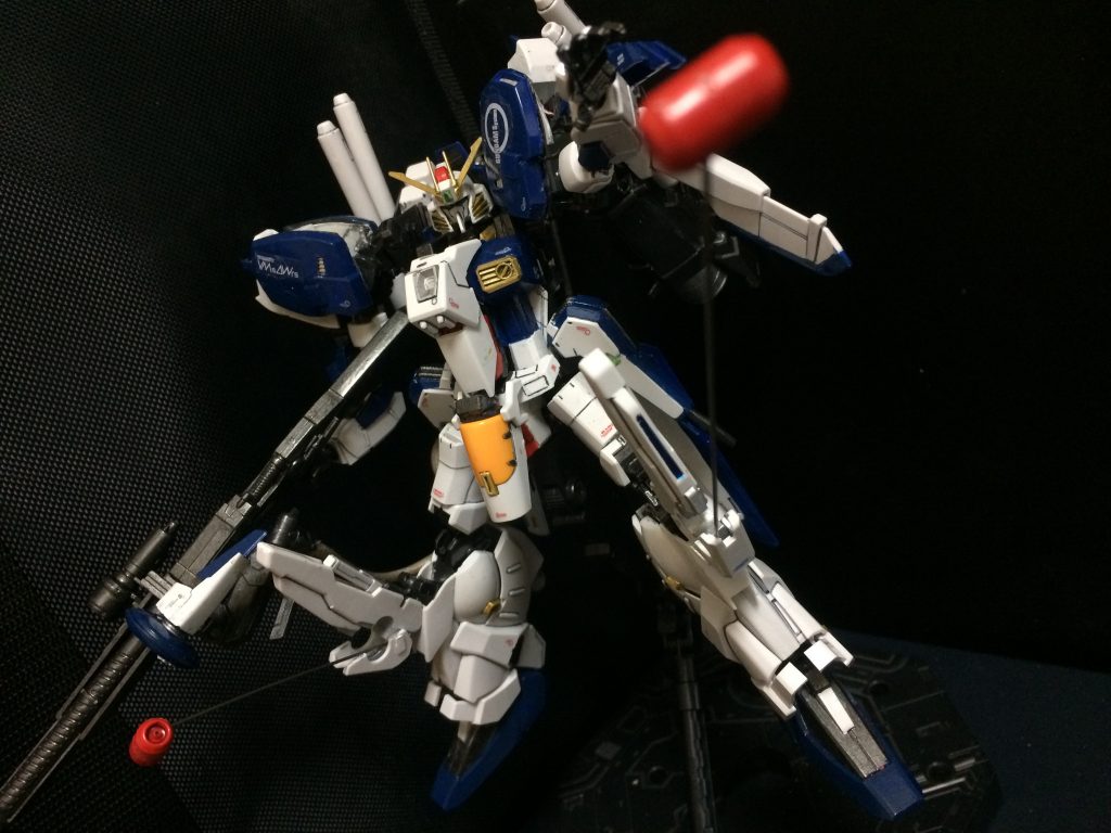 ●リフレクター・インコム
膝部ニークラッシャーに代わり装着されるユニットに収納されている。局所的にIフィールドを発生させることができるようになっており、有線式のポッドを射出した後に機体から発射したビームをこれで反射することにより、疑似オールレンジ攻撃を行うことができる。とんでもなく複雑な計算を要求する性質上「ALICE−ⅱ」のサポート抜きではまず使えず、エネルギー容量の関係からエネルギーチャージ1度につき一回しか作動させることができない。ここの解説はWikiからのコピペ。