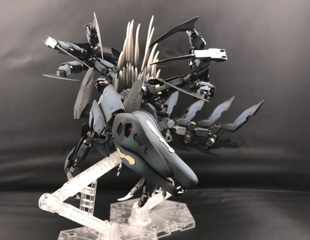 恒例っちゃ恒例の可動
全身どころか各マニピュレーターにまで関節仕込んでいるのでポージングは自在です
…カッコイイポーズの模索が難しいのはご愛嬌(´◉ω◉)
また塗装は黒立ち上げてグラデーションをかけてます
重厚さを引き立てるエッセンスになってるかなぁと