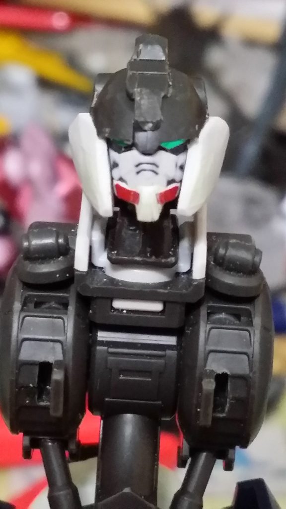 フェイスパーツもバルバトスをベースに「ガンダムらしい」フェイスにしようとパテで盛って削りました。1番頑張った部分です。