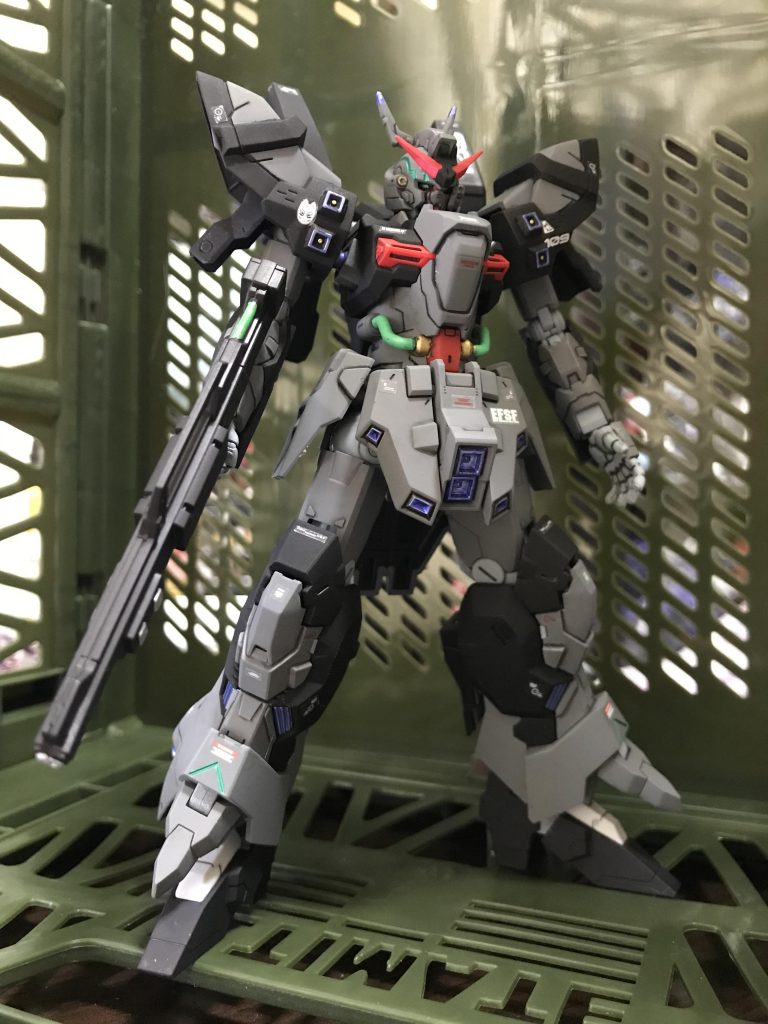 黒いムーンガンダムを目指して
オーシャングレーと黒で塗装しました。