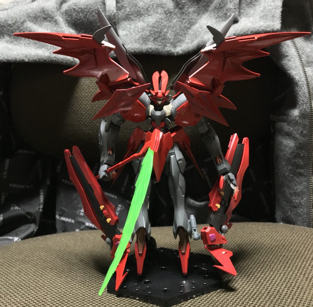 背中の翼は肩の後ろに3mm穴を開けて付けています。フレキシブルには動きませんが、角度はつけられます。