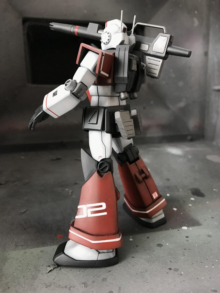 後ろ側のスカートが、キットではピッタリくっついているため大腿部を後ろに動かすことができませんので、スプリング接続にして少し開くようにしてあります。