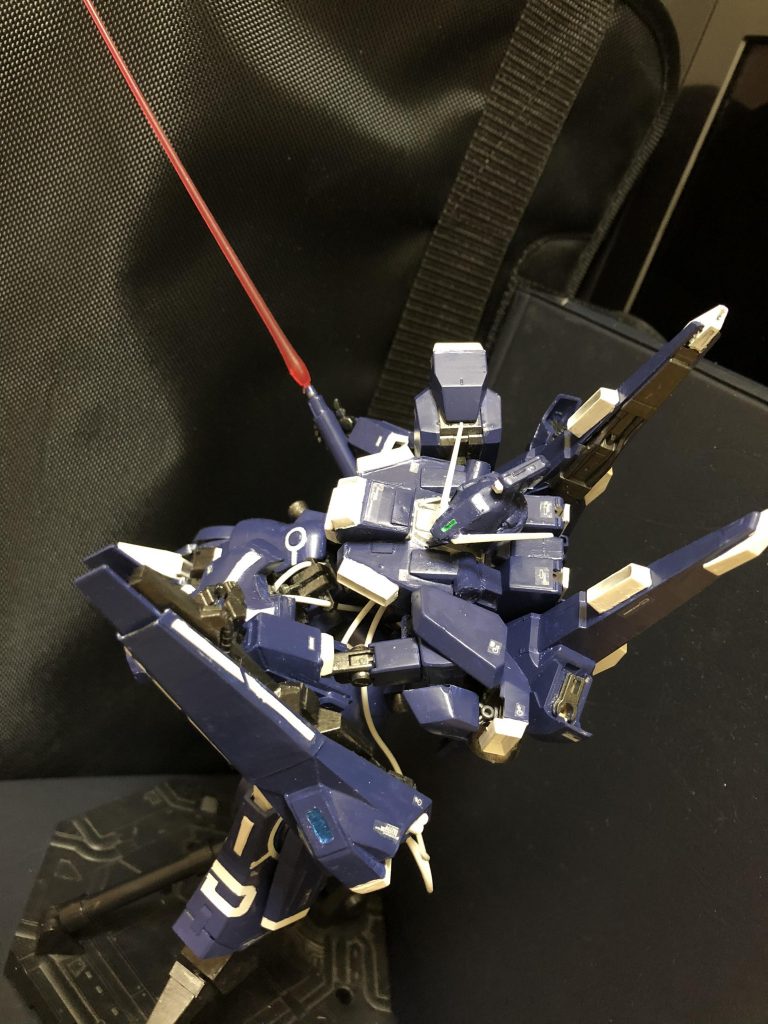 本機は、ニューディサイズに譲渡された機体ではなく、アクシズに忠誠を誓ったムラサメ研究所のローレン・ナカモト博士の手引きによって、インコムの技術やノウハウと共にネオジオン軍へともたらされた試作機3機のうちの2号機であり、ここからドーベン・ウルフに発展していった。