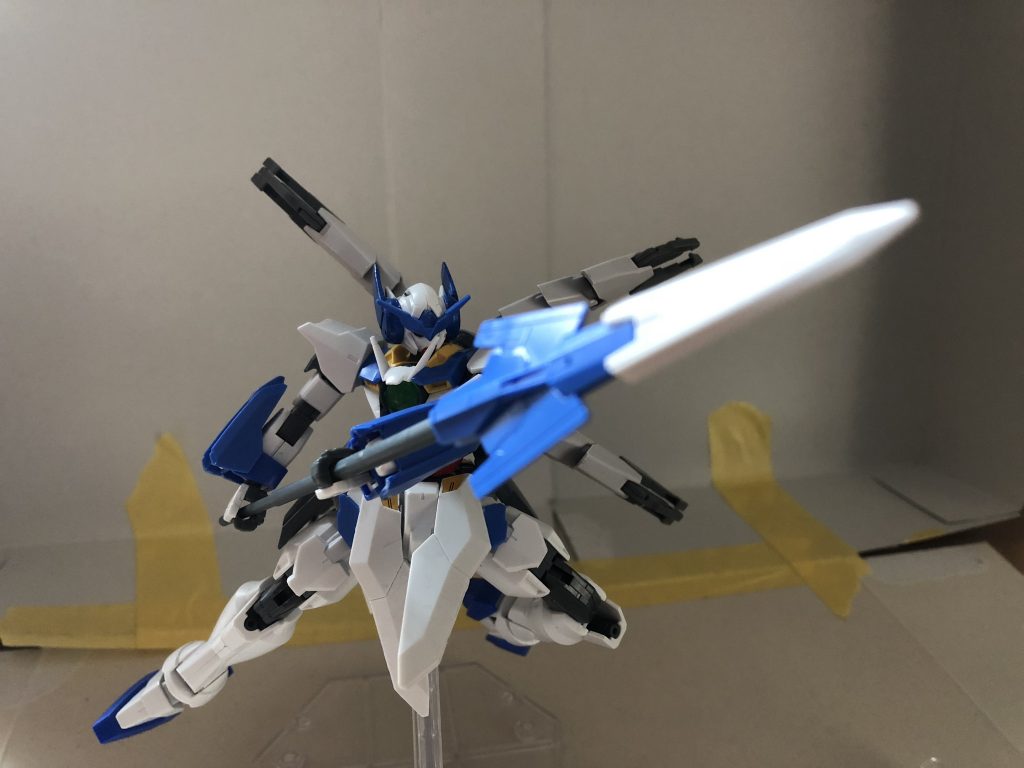 主武装のGNスピア。軽量で斬れ味も高く一撃で粉砕するというより細かく切り刻む(膾切り？)という感じ