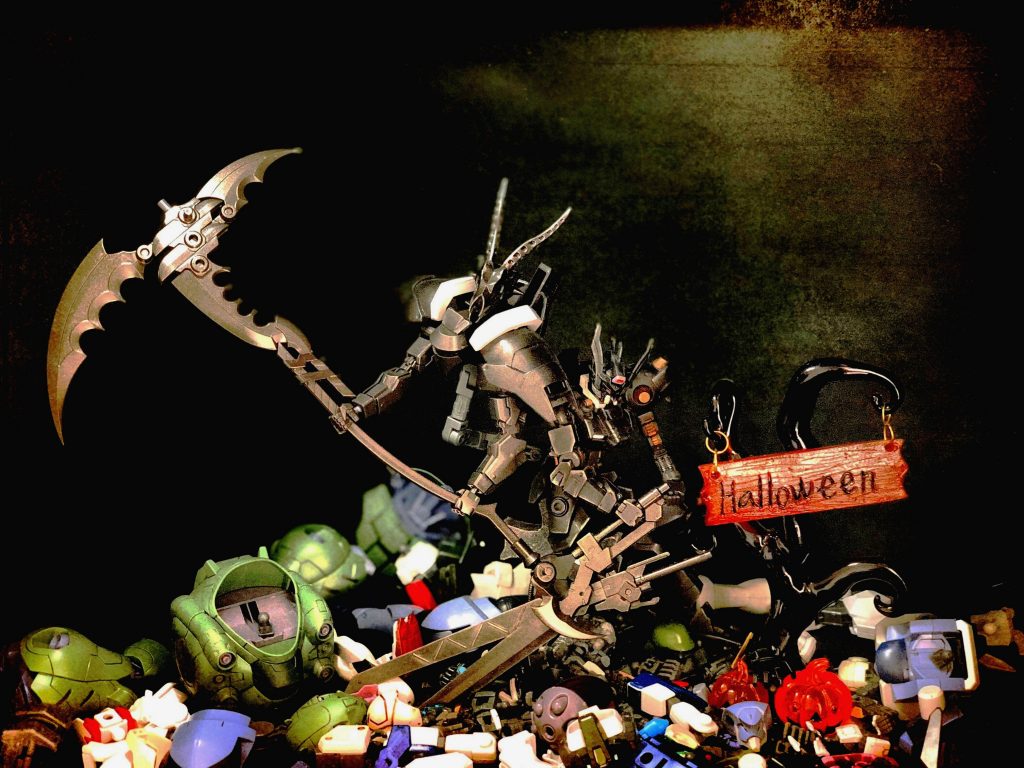 元々はウヴァルに死神の鎌持たせたい!っいう気持ちしかなかったのに、
鎌持たせる→似合う→大きいハサミ持たせる似合う→どちらか1つに選べない→どっちも持たせようという思考の果てに何故かこんな姿になった!
でも昆虫(サソリ)と死神を掛け合わせた異形のガンダム作れたから満足!
丁度ハロウィン時期に完成したからそれっぽい写真も撮りました!
見てくださってありがとうございました!また異形機体作りたいので、良かったらまた見てください!
因みに本体と武器の名前は全部大好きな漫画達から拝借してます笑