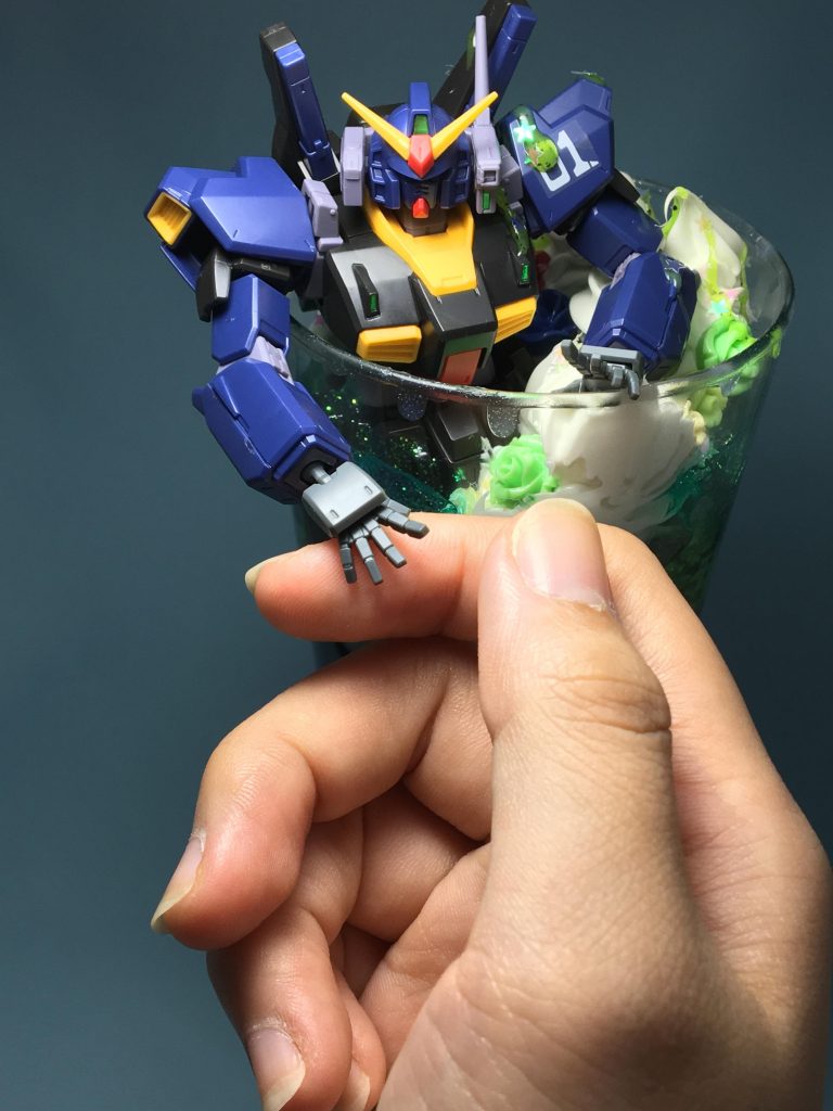 TITANS特製クリームソーダです。
ブルーベリー味のMk-2がトッピングされていますね。
一瞬でも隙を見せると仲間を呼び、逃げ出してしまいます。