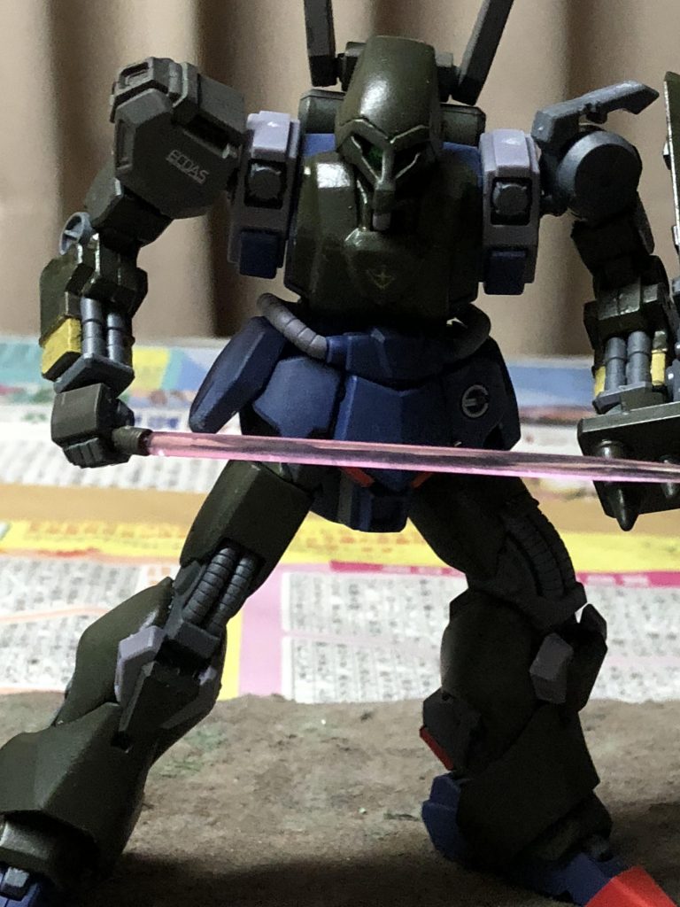 近接戦に入ったときにシールドを装備してビームサーベルを構え戦います。