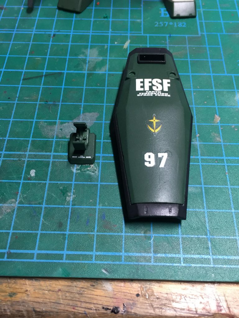 シールドは黄色の十字パーツを接着しモーターツールやヤスリで整えました
バズーカのマウントパーツはリバイブ版ガンダムのマウントパーツのピンをカットしサイドパーツを接着し作りました