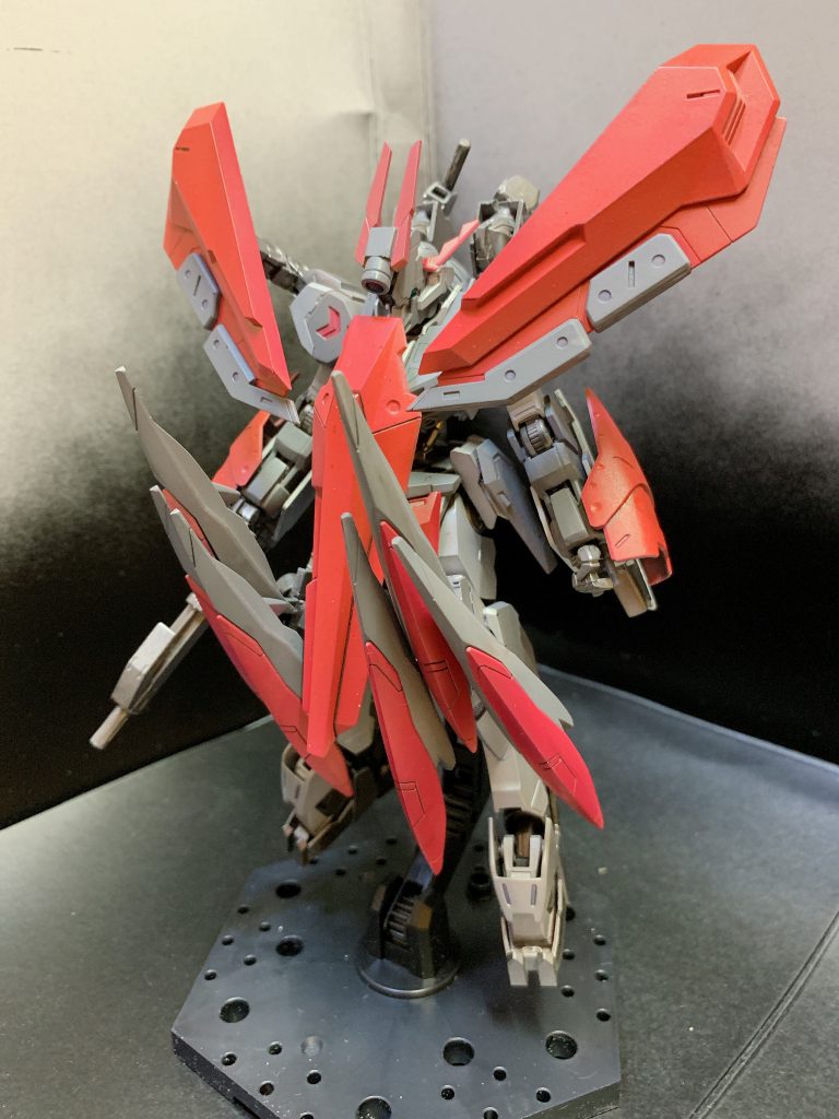 グシオン本体。コトブキヤのエクシードバインダー、ハシュマルのクロー、アスタロトの手甲から追加外装を作成。肩アーマーはアームで接続されていてある程度動きます。
