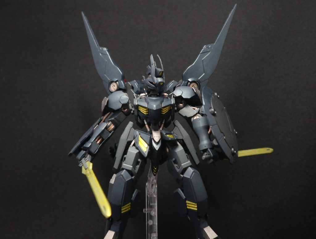 ツインソードを構えてのポージング。ツインソードはバエルソードの鍔を落としてます。