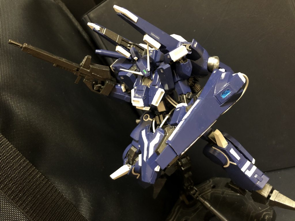 ニューディサイズ紛争でのガンダムMk−Ⅴの活躍で、本機及びインコムの優位性を確認したネオジオン軍は、この機体をベースに2つの方向性で開発を進めた。ひとつはドーベン・ウルフの原型となった重火力タイプ。もうひとつが本機で、可変する事での機動力を重視したタイプである。