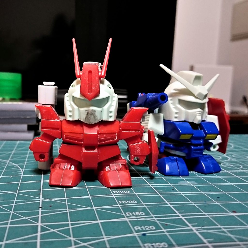 胴体を詰めて、顔はよりらしさがあるガンダムベースでアンテナを移植しています