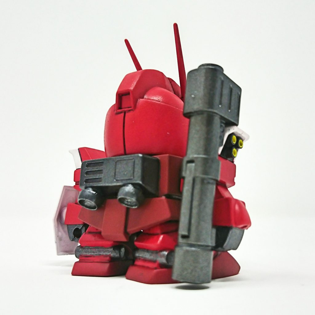 昔ながらのBB戦士体型が好きなので、赤龍の胴体をバズーカが地面に擦らない位置まで詰めています