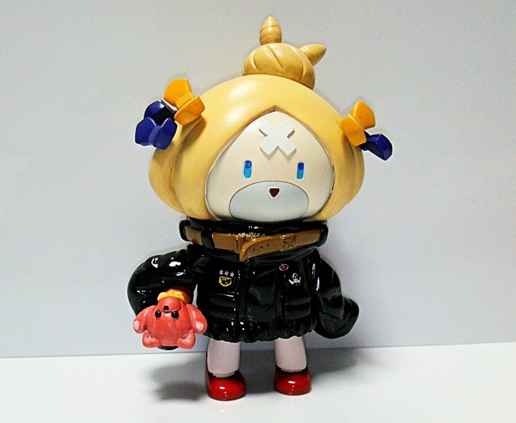 クマのぬいぐるみを抱いたアビィちゃん。