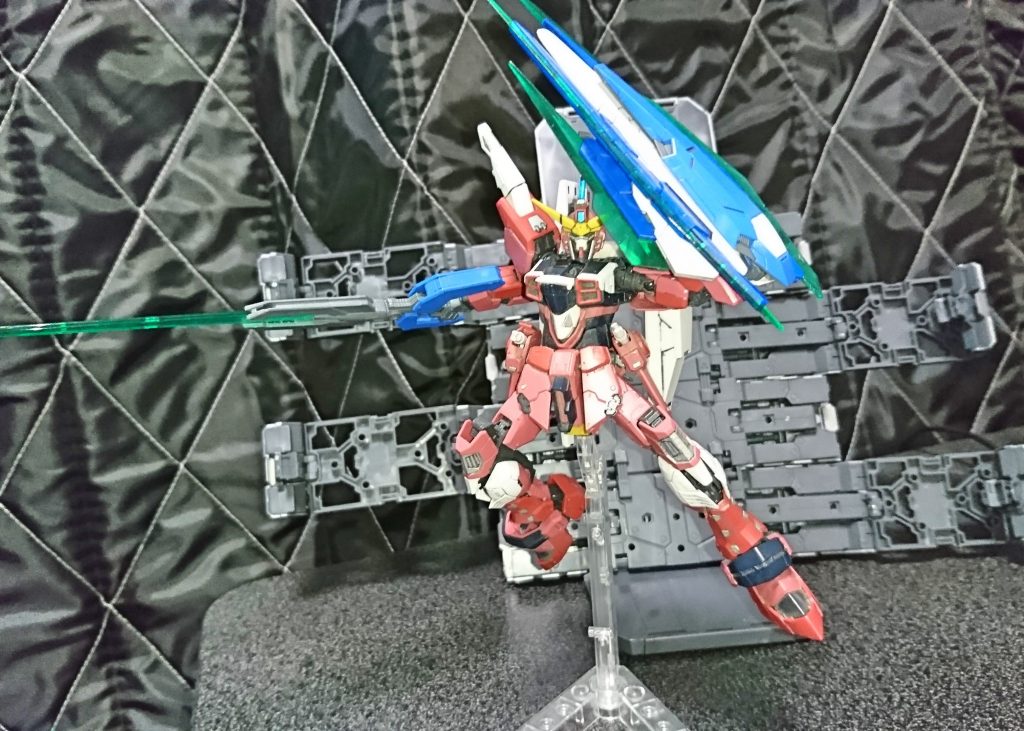 シールドはGNフィールド展開可能でGNドライブTからの直接供給されるので濃度も高く防御力も高い、ソードビットへの供給効率も良く、シールドからGNドライブから直接GN粒子を圧縮解放して攻撃にも転用可能、バックパックに接続してシールドをマウントして左腕を解放することができバックパックに接続した状態だと後方にGNドライブを三機固定している状態で高機動形態へと